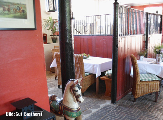 modern eingerichtetes Restaurant in warmen Holztönen und schlichtem Weiß beim Krimidinner Basthorst