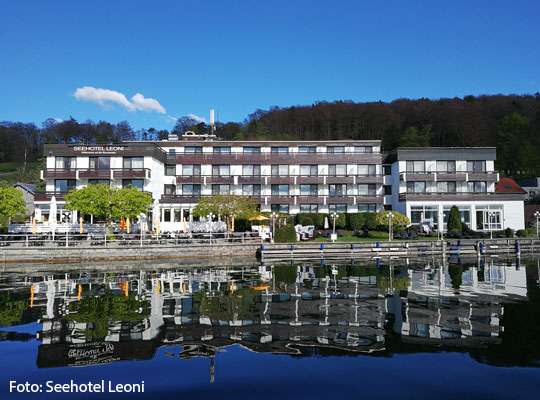 Außenansicht des Seehotels Leoni mit See im Vordergrund
