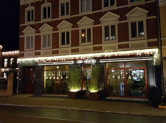 Außenansicht des schön beleuchteten Restaurant P TWO bei Nacht