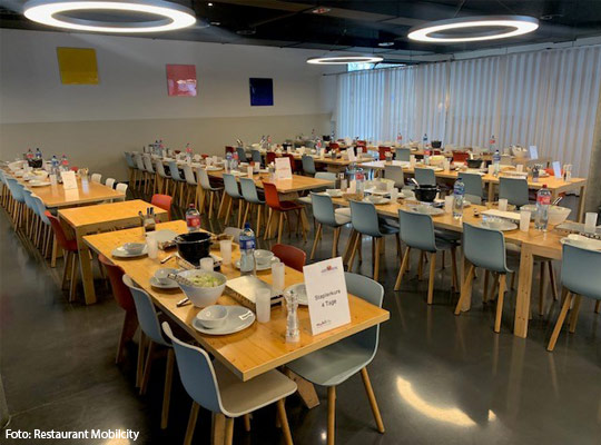 Schön gedeckte Tisch im Restaurant Mobilcity in Bern.