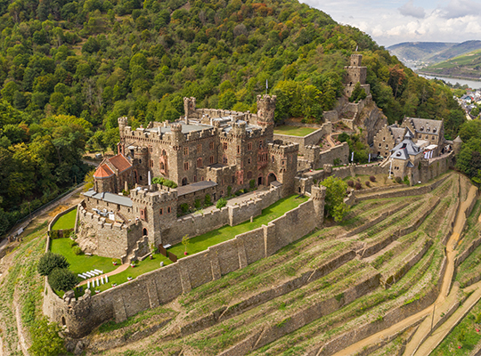 Vogelperspektive auf die Burg Reichenstein direkt am Rhein