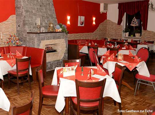 Rot dekorierter Speisesaal des gemütlichen Gasthauses Zur Eiche 