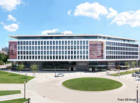 Außenansicht des V8 Hotels in Böblingen bei Tag