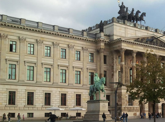 Blick auf die Schlosslounge des Tiziano von außen.