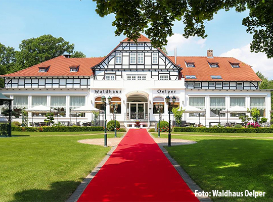 Außenansicht des schönen Waldhotels Oelper