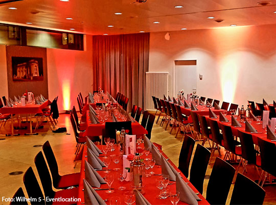 Edel gedeckte Tische in der Wilhelm 5 - Eventlocation.