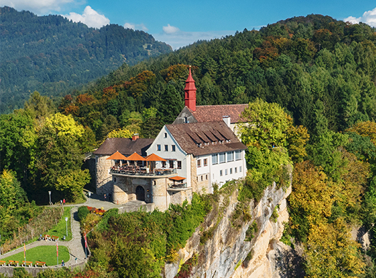 Luftaufnahme der märchenhaften Burg auf dem Gebhardsberg