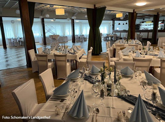 Schön gedeckter Tisch im Schomaker Landgasthof