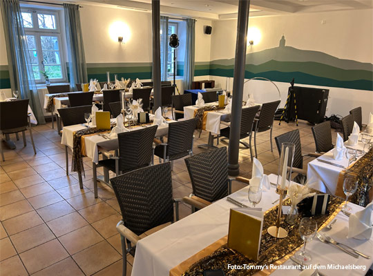 schön gedeckter Gastraum in Tommy's Restaurant