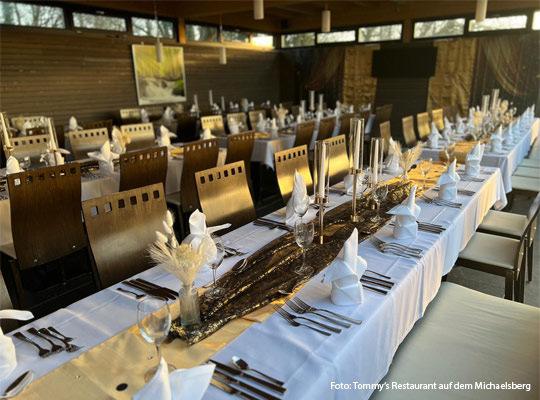 schön gedeckte Tafeln in Tommy's Restaurant