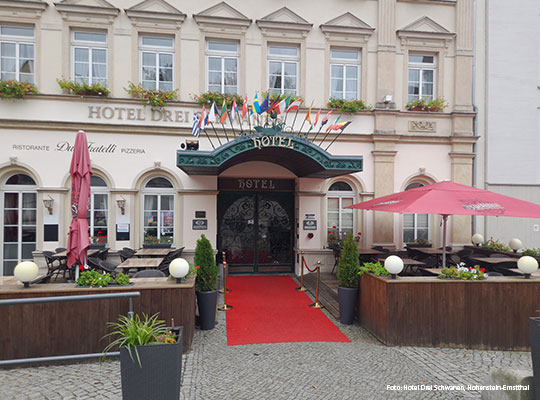 Einladender Eingangsbereich des edlen Hotels Drei Schwanen beim Krimidinner Chemnitz