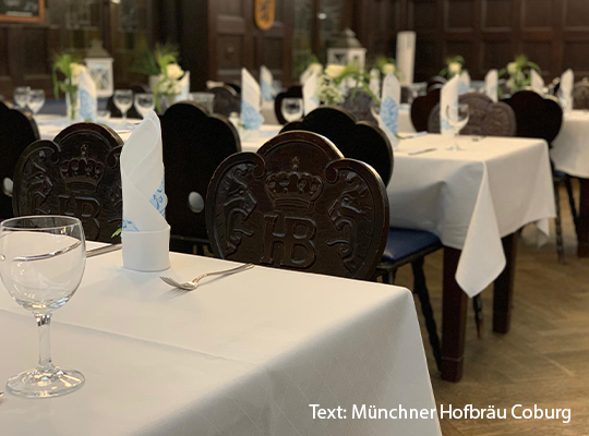 Festlich geschmückte Tische im Münchner Hofbräu Coburg
