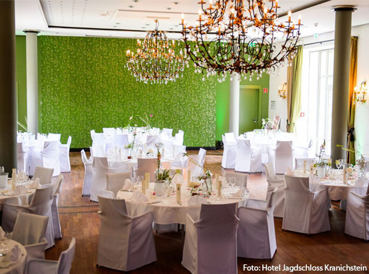 Innenansicht vom Hotel Jagdschloss Kranichstein mit schön gedeckten Tischen