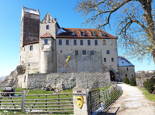 Burg in Frontalansicht, Burg Katzenstein Emblem/Wappen am Eingangstor