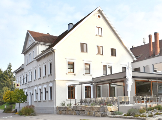 Die Krimidinnerlocation Landgasthof Rose Berg als Fassadenansicht bei Tageslicht