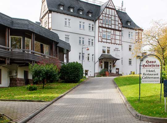 Außenansicht des Eingangs vom Hotel Haus Hainstein in Eisenach