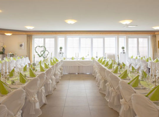 Großer Saal, modern und schlicht, Stühle und Tische in weiß gehalten beim Kriminal Dinner Ellwangen