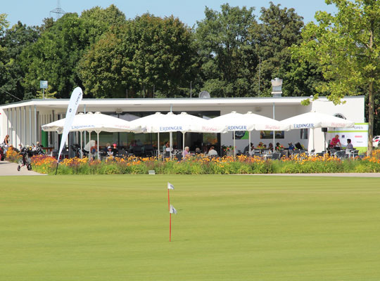 Blick vom Golfplatz auf das Open Bistro 9 beim Krimidnner Erlangen