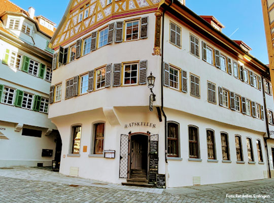Das mittelalterliche Gebäude mit der gepflegten Fassade, lädt zum Krimidinner Esslingen ein.