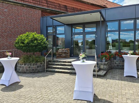 Große Glasfront mit aufsteigenden Treppen 