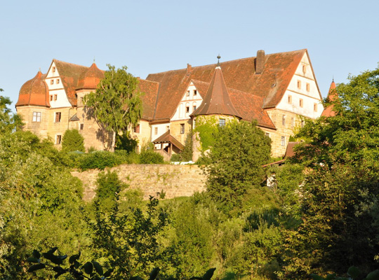 Außenansicht auf das von der Sonne bestrahlten Schloss Wiesenthau.