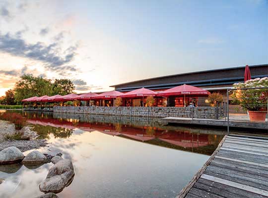 Außenansicht des modernen Restaurant Delcato in der Abenddämmerung
