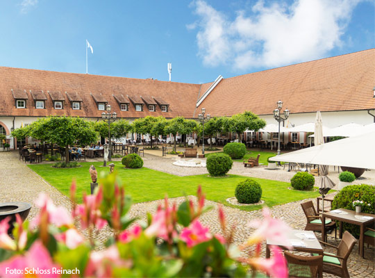 Innenhof des Schlosses bei strahlend blauem Himmel