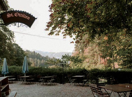 Ausblick über die Berge im Waldrestaurant St. Ottilien