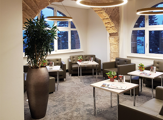 Exklusiv ausgestattete Lobby im Hotel Teuchelwald mit edlen Sesseln und schön dekorierten Tischen