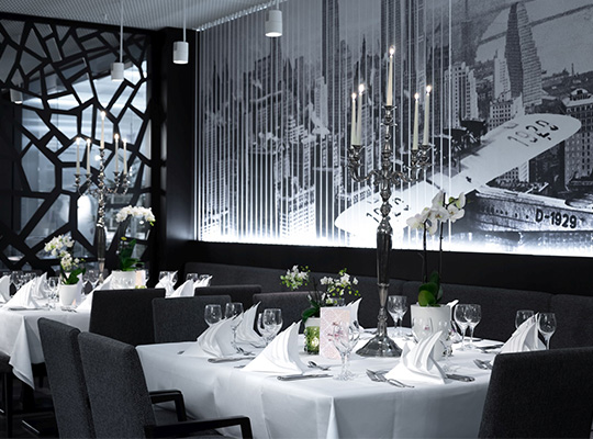 Moderner Speisesaal in Schwarz/Weiß gehalten