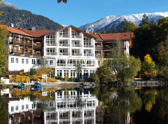 Blick vom Badersee auf das am Ufer gelegene Hotel Badersee beim Krimidinner Garmisch-Partenkirchen