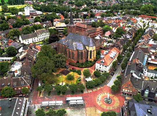 Katholische Pfarrkirche und umliegende Häuser aus der Vogelperspektive