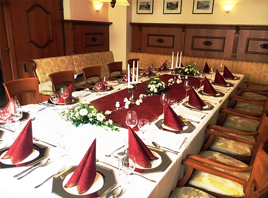 Edler Geschirr für das Krimidinner im Speiselsaal des Hotels Goldner Löwe.
