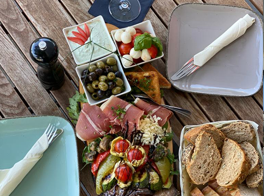 Brot und Antipasti Platte