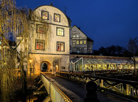 Sicht auf das beleuchtete Schlossrestaurant Zentgraf beim Krimidinner Gifhorn