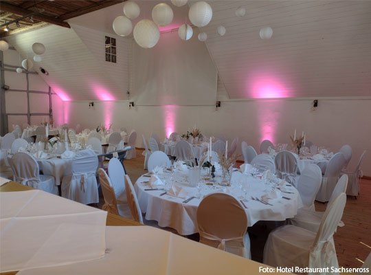 Speisesaal im Hotel Restaurant Sachsenschloss mit schön eingedeckten Tischen
