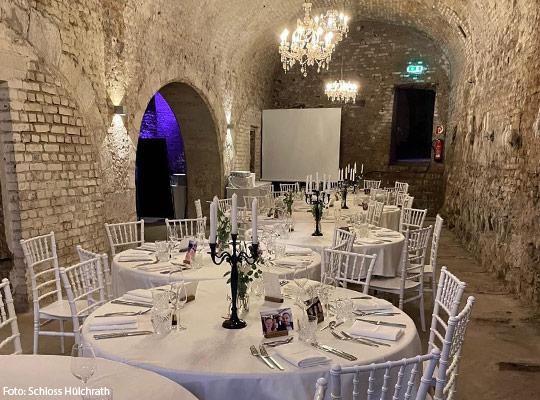 Schön dekorierter Gewölbekeller im Schloss Hülchrath in Grevenbroich.