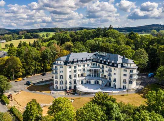 Parkhotel Hachenburg in der Vogelperspektive von aussen Fotografiert