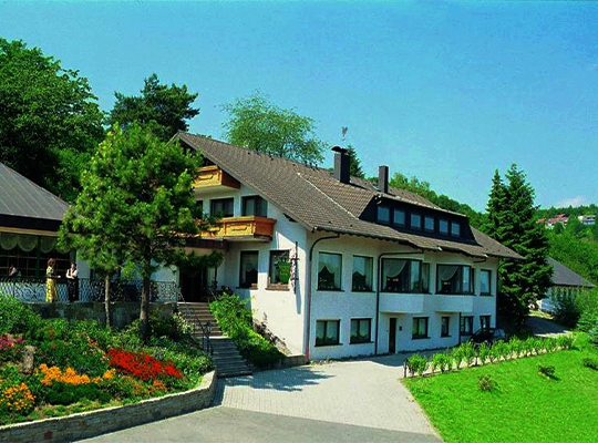 Vom Grünen umgeben und wundervollgepflegt, das Hotel auf dem Kamp.