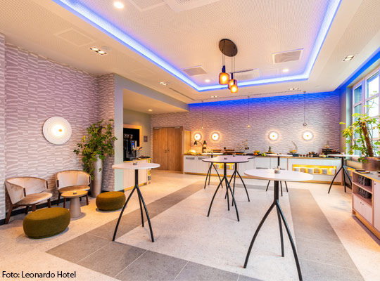 Helle Lobby im Hotel Leonardo Hamburg
