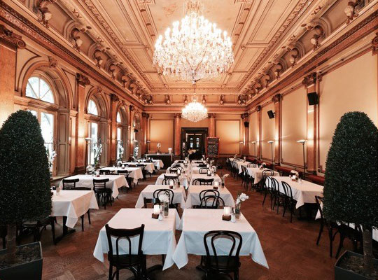 prachtvoller Saal mit Stuck an den Wänden und Decken und großem Kronleuchter beim Kriminal Dinner Hamburg