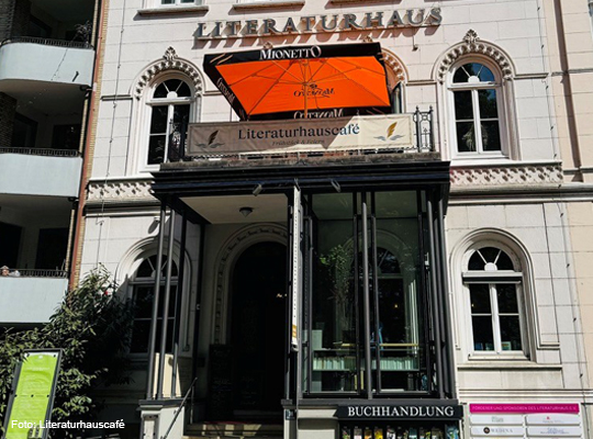 Frontansicht des Eingangs zum Literaturhauscafé