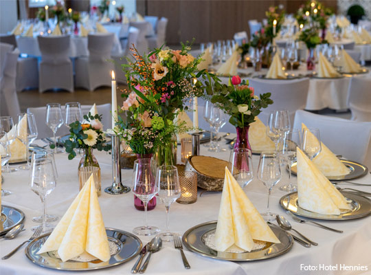 Toll gedeckter Tisch im Landhaus im Hotel Hennies.