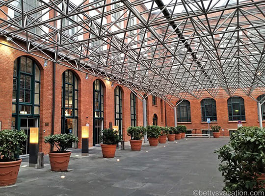Wintergarten mit eindrucksvoller Glasdach-Konstruktion 