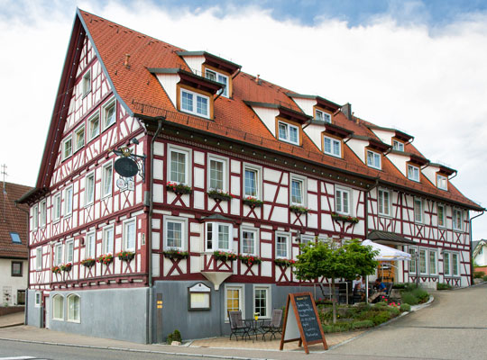 Historisches Fachwerkgebäude des Hotels Post in Jungingen beim Uhriger Gewölbekeller beim Kriminaldinner Hechingen