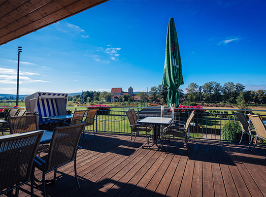 Sonnige Terrasse des Landgasthof Zur scharfen Ecke