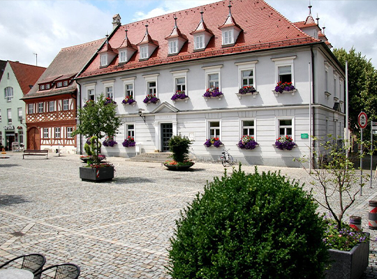 Rathaus mit großen Platz davor