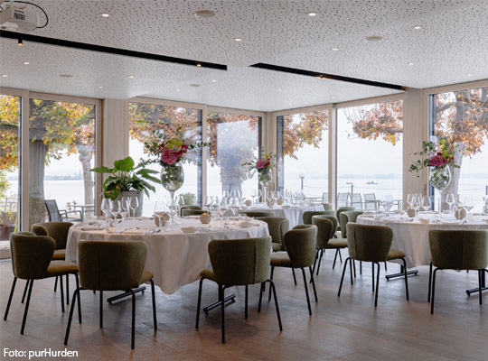 Essensaal im purHurden mit schön eingedeckten Tischen.
