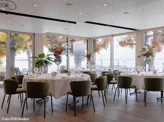 Essensaal im PUR Hurden mit schön eingedeckten Tischen.
