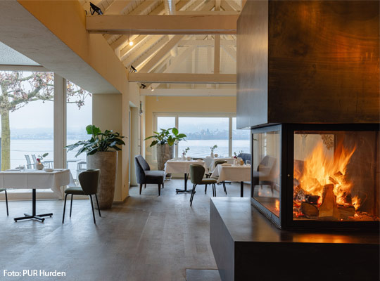 Schöne Innenansicht im PUR Hurden mit Kamin.